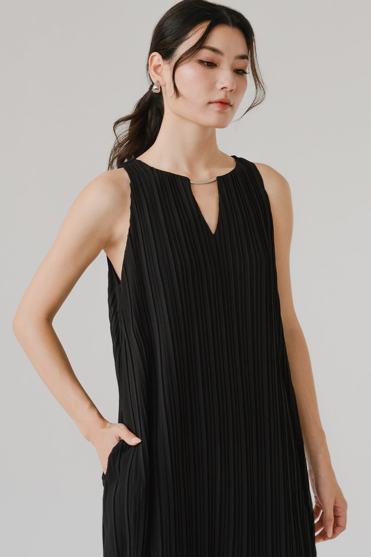 Aether Embellish Pleat Dress (Black)